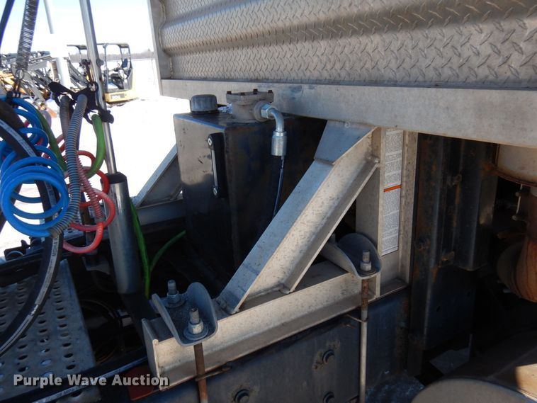 image for item KU9832 2007 International 8600  semi truck