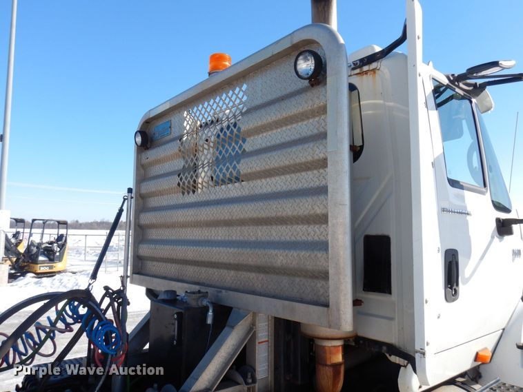 image for item KU9832 2007 International 8600  semi truck