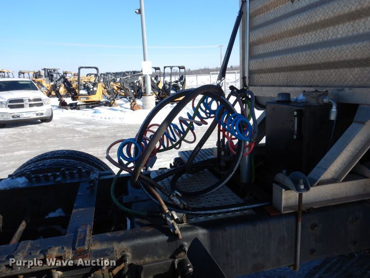 image for item KU9832 2007 International 8600  semi truck