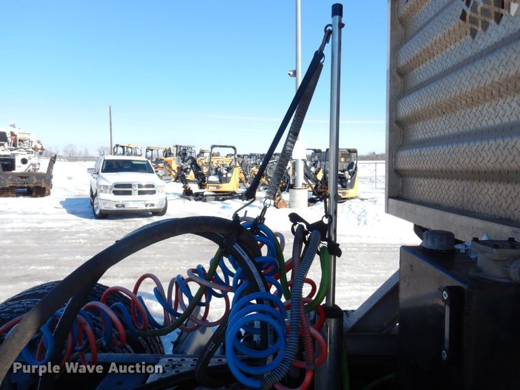 image for item KU9832 2007 International 8600  semi truck