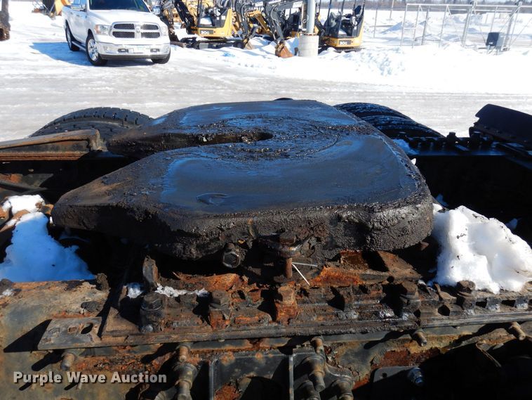 image for item KU9832 2007 International 8600  semi truck