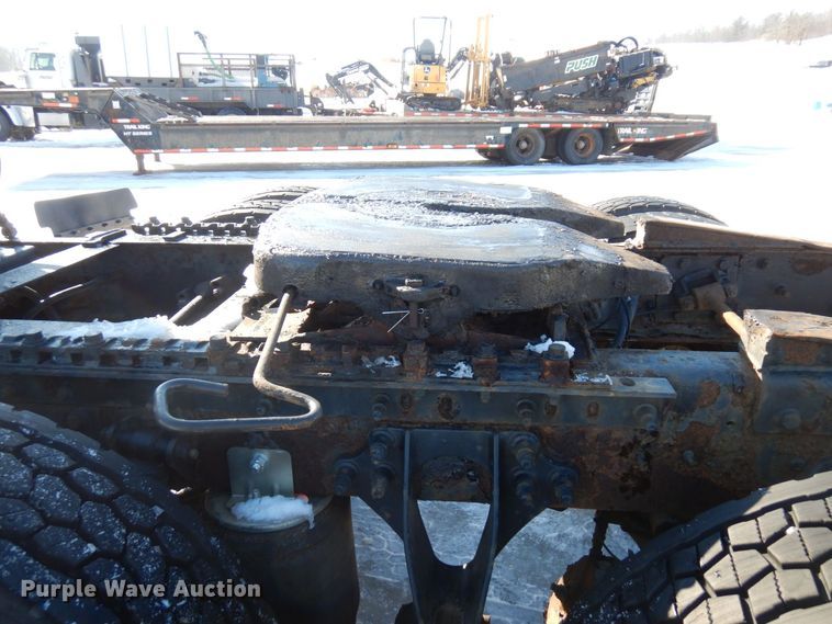 image for item KU9832 2007 International 8600  semi truck