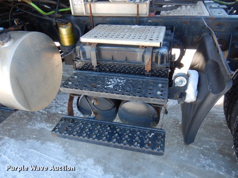 image for item KU9832 2007 International 8600  semi truck