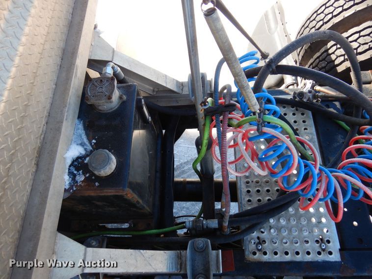 image for item KU9832 2007 International 8600  semi truck