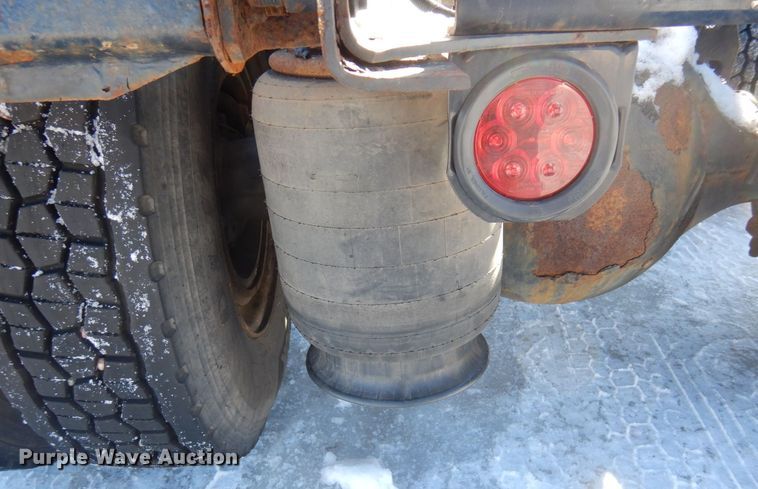 image for item KU9832 2007 International 8600  semi truck