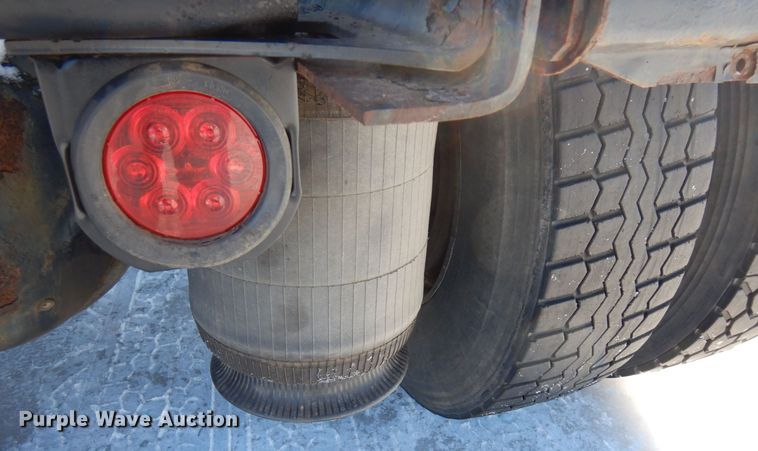 image for item KU9832 2007 International 8600  semi truck