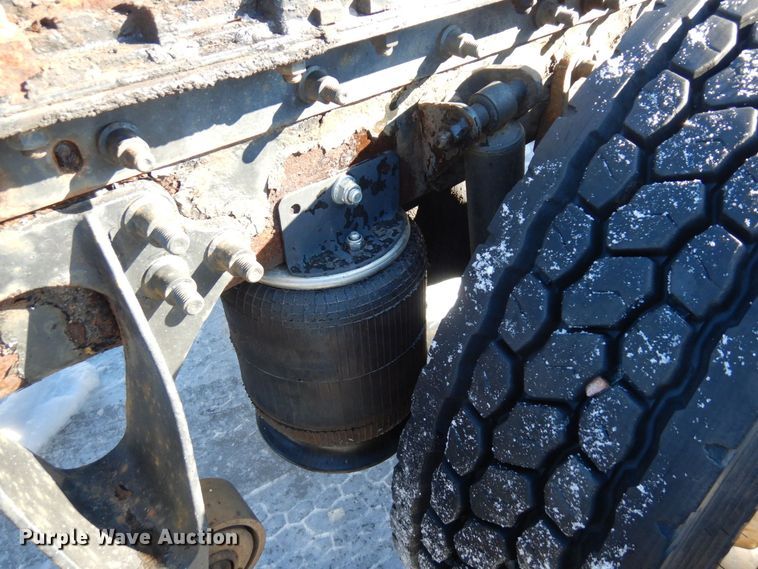 image for item KU9832 2007 International 8600  semi truck