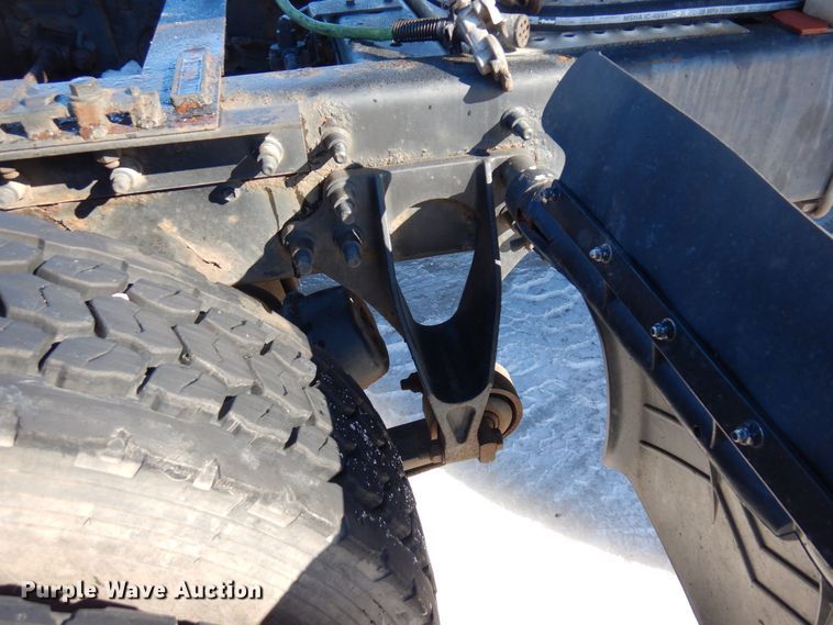 image for item KU9832 2007 International 8600  semi truck