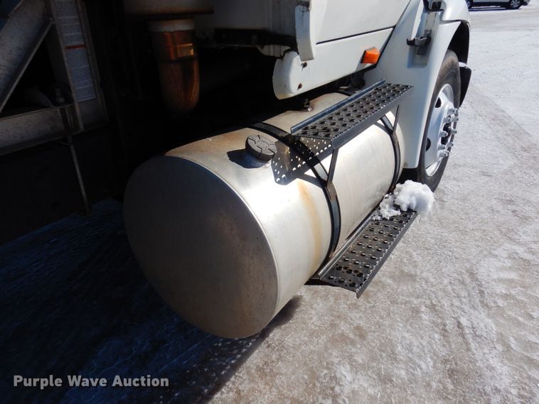 image for item KU9832 2007 International 8600  semi truck