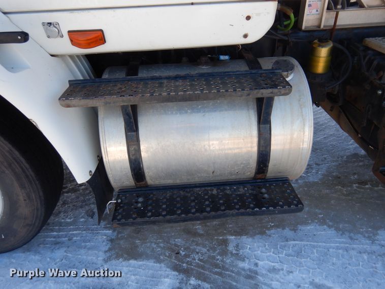 image for item KU9832 2007 International 8600  semi truck