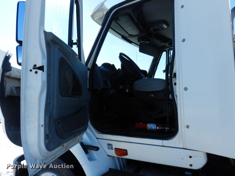 image for item KU9832 2007 International 8600  semi truck