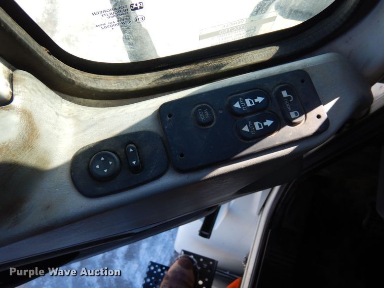 image for item KU9832 2007 International 8600  semi truck