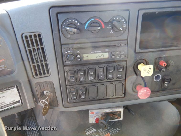 image for item KU9832 2007 International 8600  semi truck