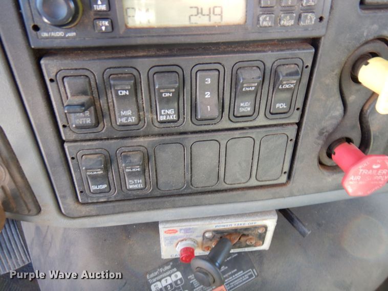 image for item KU9832 2007 International 8600  semi truck