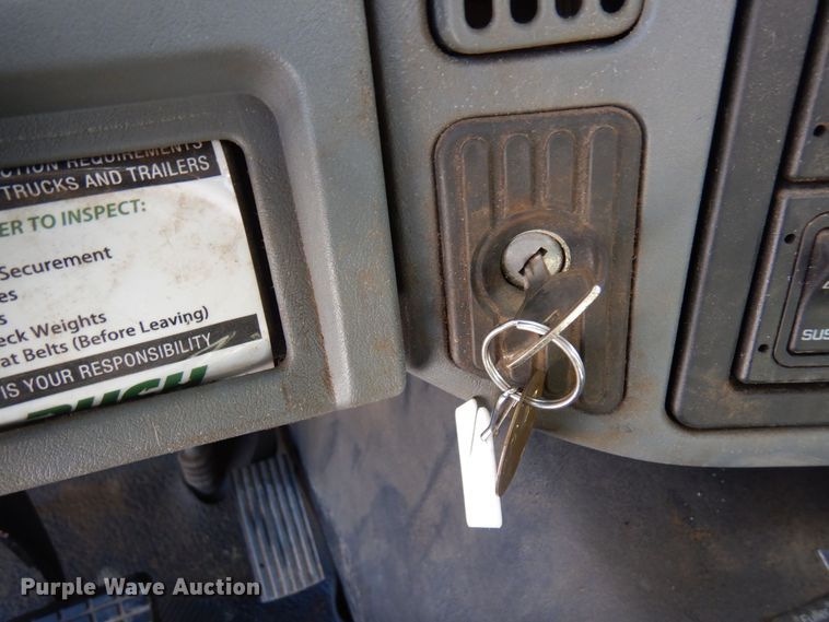 image for item KU9832 2007 International 8600  semi truck