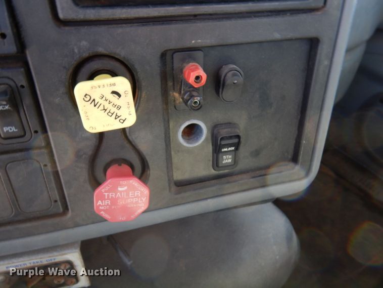 image for item KU9832 2007 International 8600  semi truck