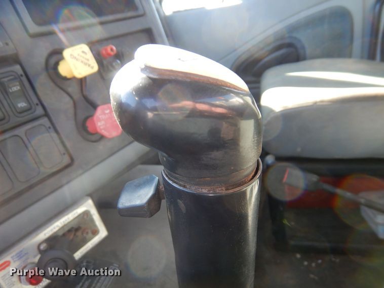 image for item KU9832 2007 International 8600  semi truck