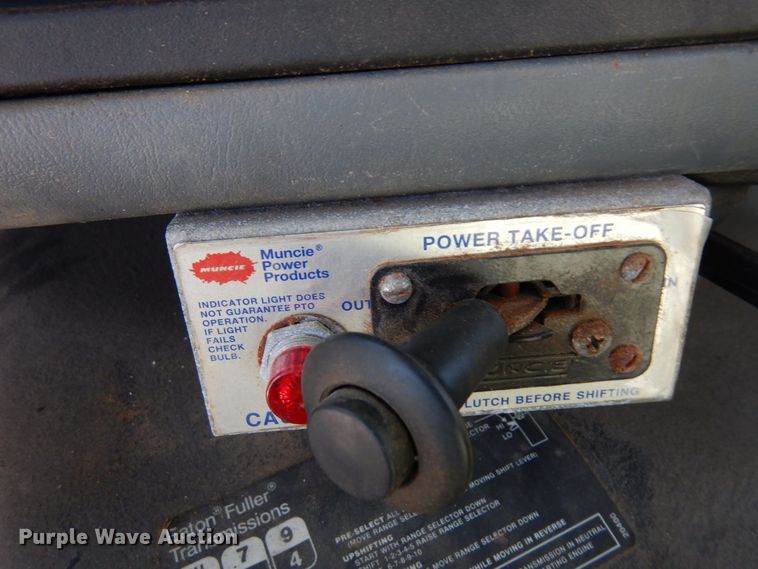 image for item KU9832 2007 International 8600  semi truck