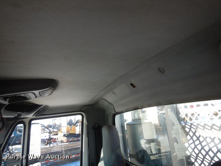 image for item KU9832 2007 International 8600  semi truck