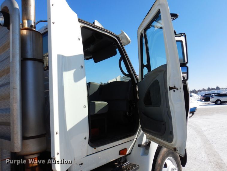 image for item KU9832 2007 International 8600  semi truck