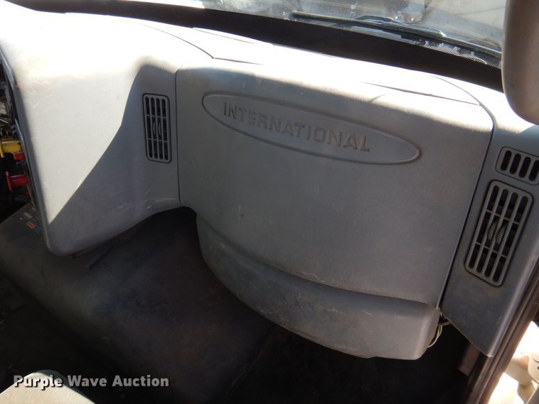 image for item KU9832 2007 International 8600  semi truck