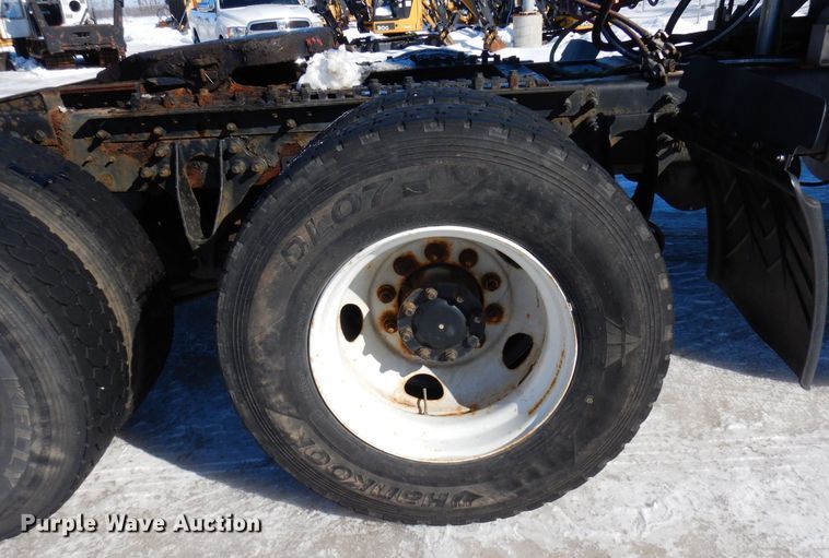 image for item KU9832 2007 International 8600  semi truck