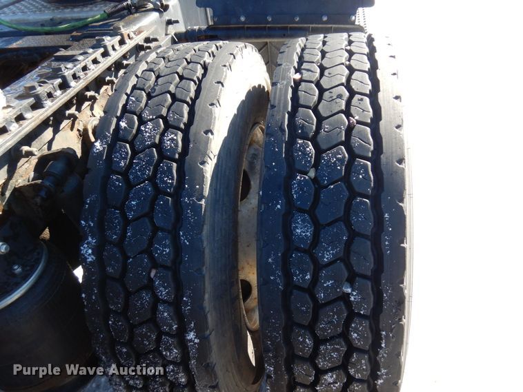 image for item KU9832 2007 International 8600  semi truck