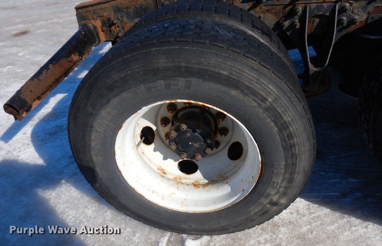 image for item KU9832 2007 International 8600  semi truck