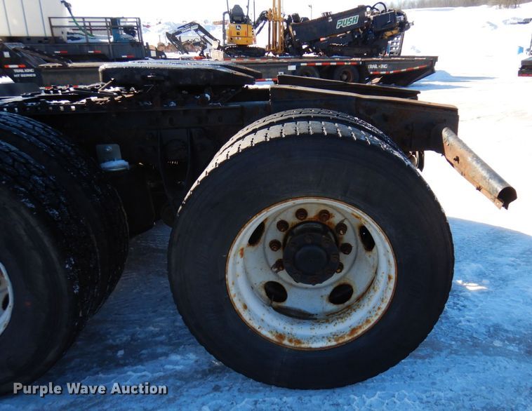 image for item KU9832 2007 International 8600  semi truck