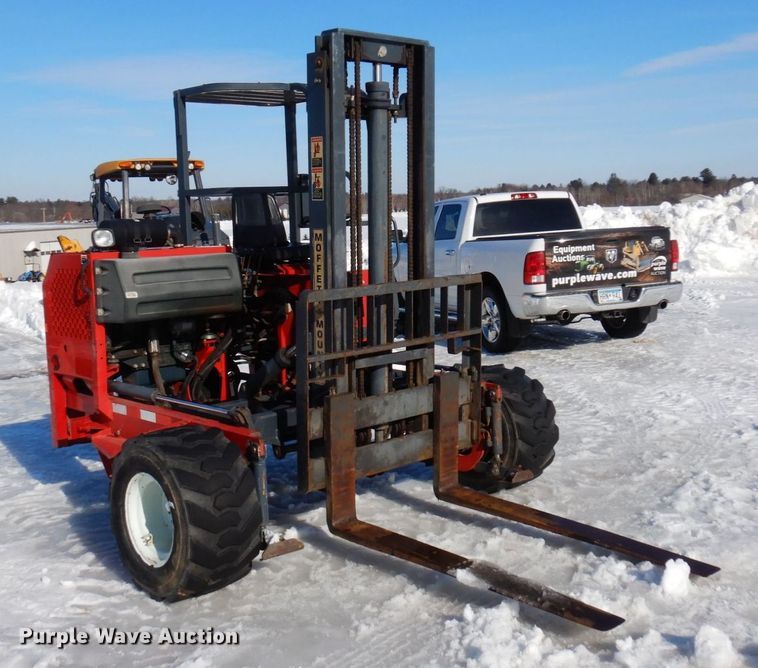 image for item KU9843 2004 Moffett M5500  forklift
