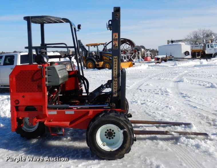 image for item KU9843 2004 Moffett M5500  forklift