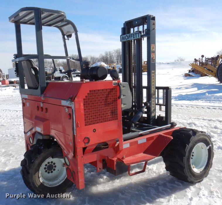 image for item KU9843 2004 Moffett M5500  forklift