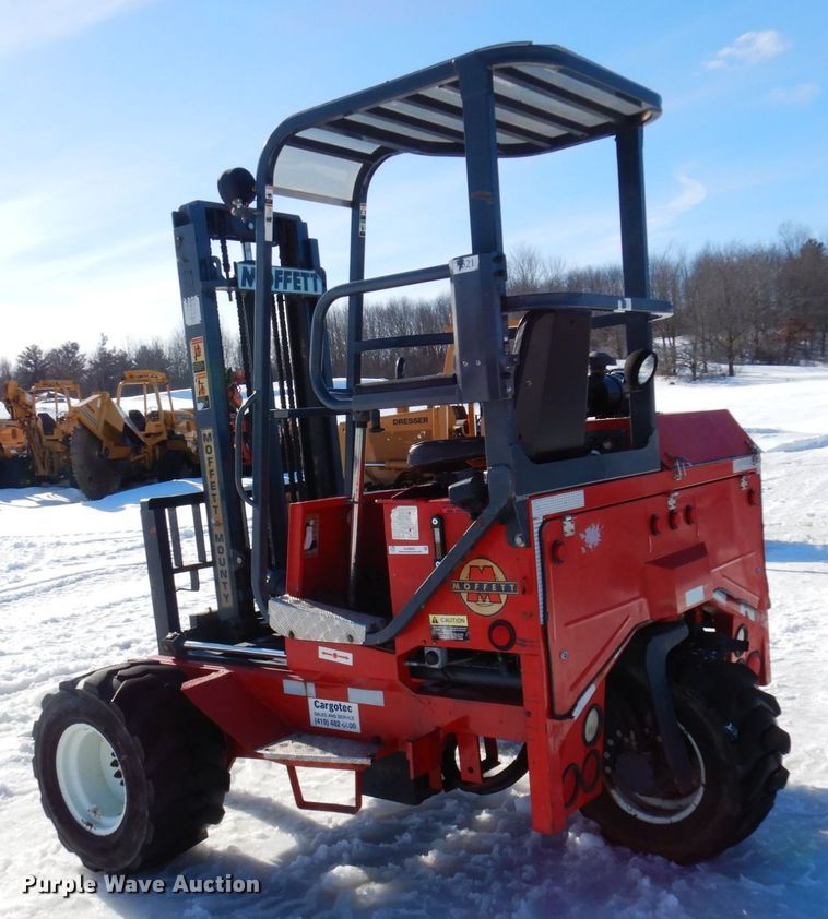 image for item KU9843 2004 Moffett M5500  forklift