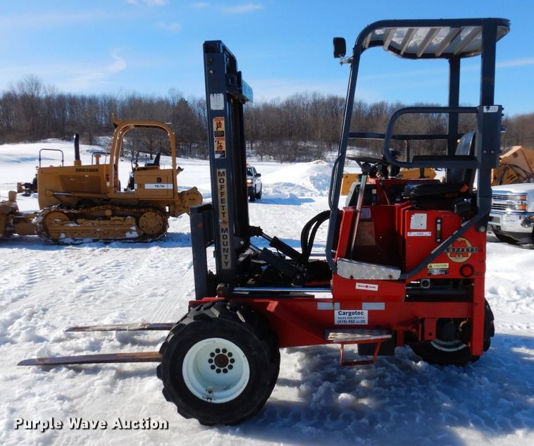 image for item KU9843 2004 Moffett M5500  forklift