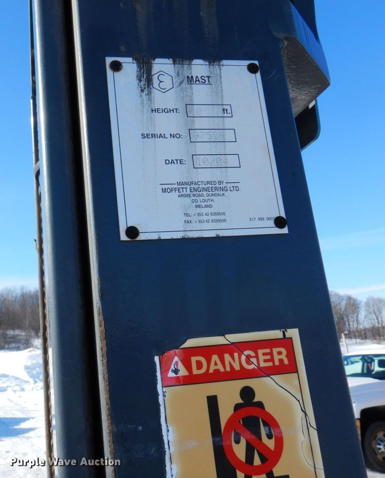 image for item KU9843 2004 Moffett M5500  forklift