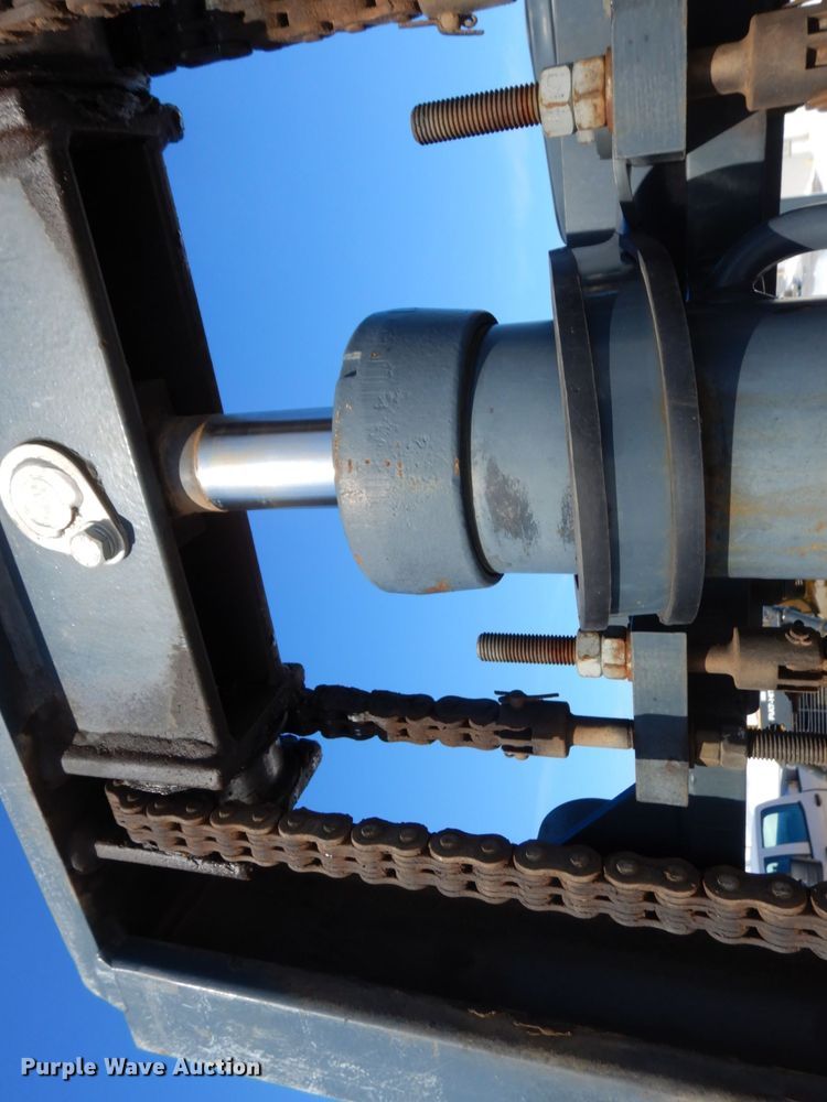 image for item KU9843 2004 Moffett M5500  forklift