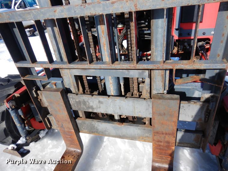 image for item KU9843 2004 Moffett M5500  forklift