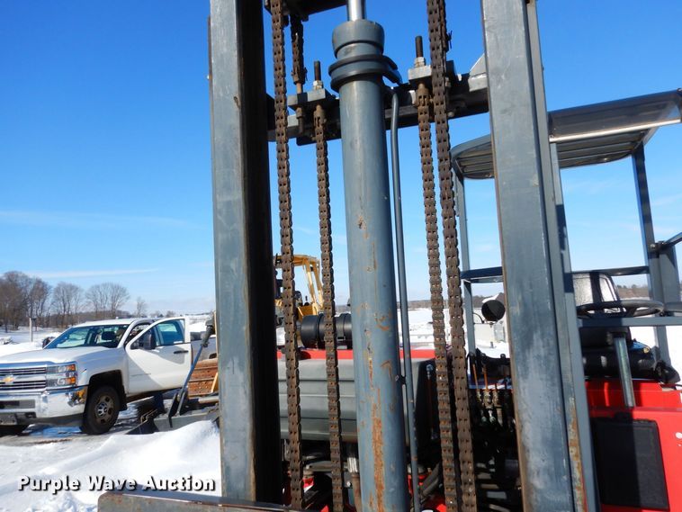 image for item KU9843 2004 Moffett M5500  forklift