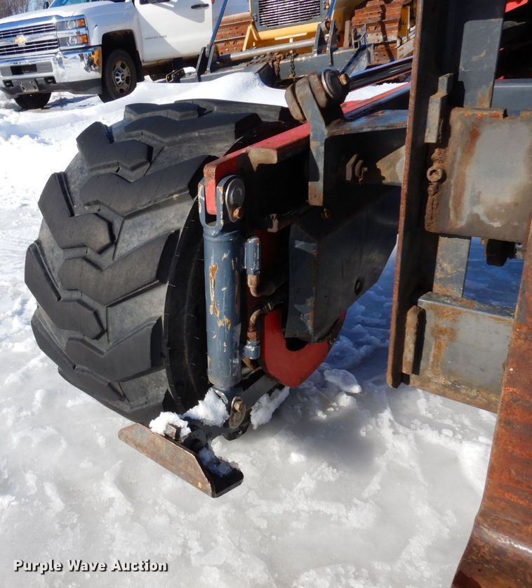 image for item KU9843 2004 Moffett M5500  forklift