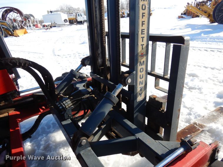 image for item KU9843 2004 Moffett M5500  forklift