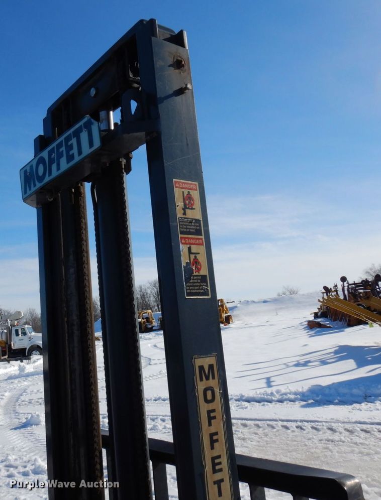 image for item KU9843 2004 Moffett M5500  forklift