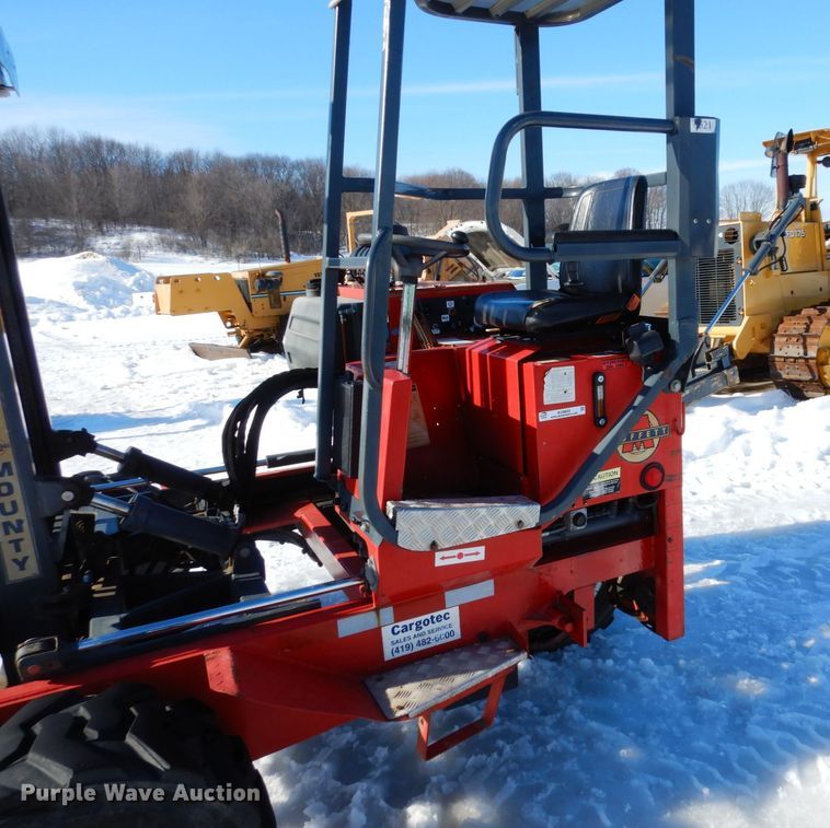 image for item KU9843 2004 Moffett M5500  forklift