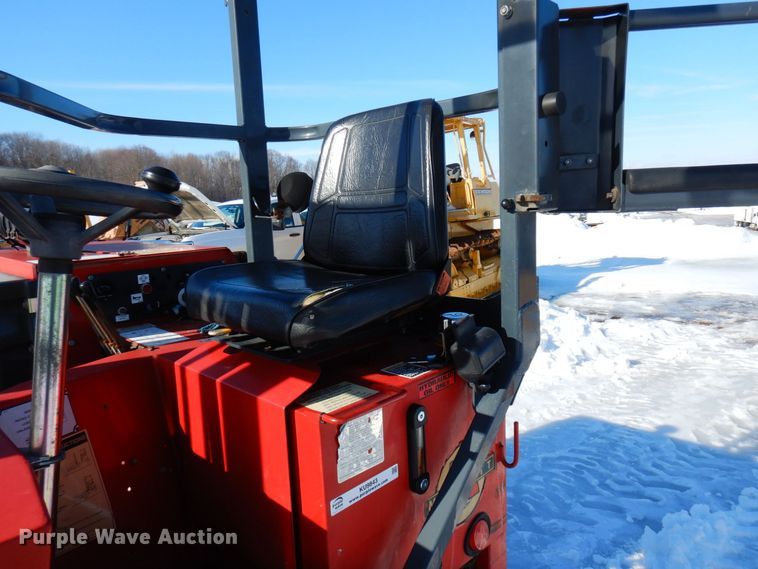 image for item KU9843 2004 Moffett M5500  forklift