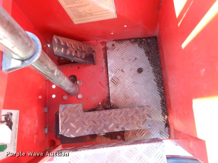 image for item KU9843 2004 Moffett M5500  forklift