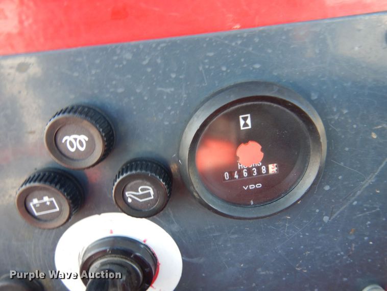 image for item KU9843 2004 Moffett M5500  forklift