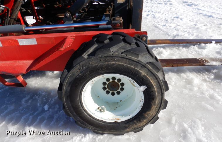 image for item KU9843 2004 Moffett M5500  forklift