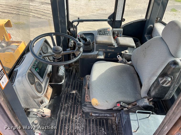 image for item LA9806 2007 John Deere 624J  wheel loader