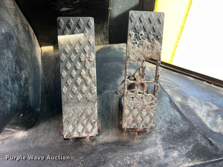 image for item LA9806 2007 John Deere 624J  wheel loader