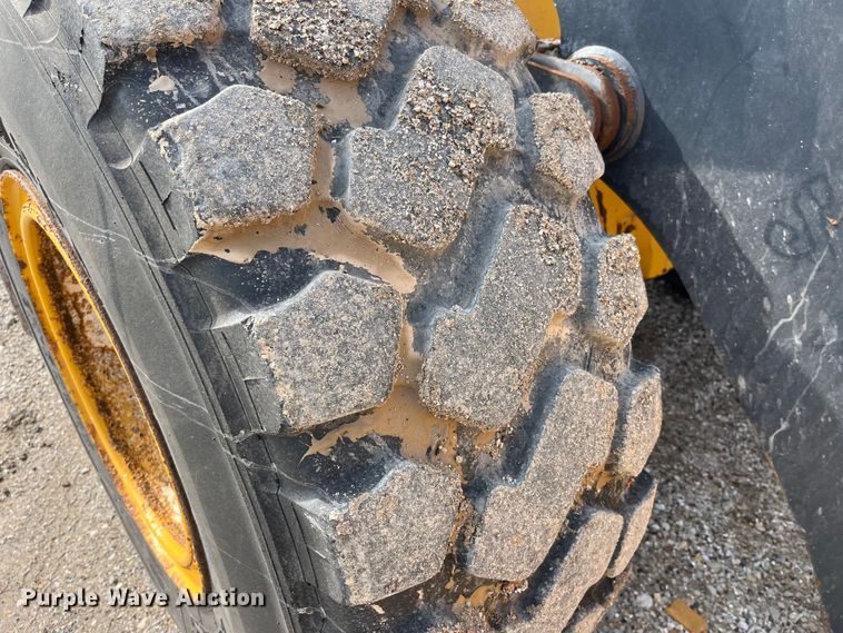 image for item LA9806 2007 John Deere 624J  wheel loader