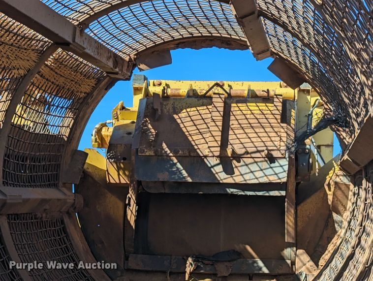 image for item LF9640 2005 Screen Machine 621T  trommel screen